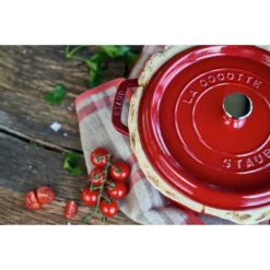 Staub Gietijzeren Braadpan 24 Cm / 3,8 L, Rond, Kersenrood 12 Staub Gietijzeren Braadpan 24 Cm / 3,8 L, Rond, Kersenrood -Heet Kook Verkoop 424416044