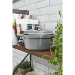 Staub Gietijzeren Braadpan 16 Cm / 1,25 L, Rond, Grafietgrijs 11 Staub Gietijzeren Braadpan 16 Cm / 1,25 L, Rond, Grafietgrijs -Heet Kook Verkoop 750032229